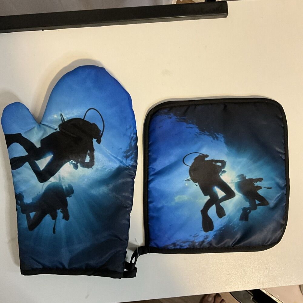 Diver’s Scene Oven Mitt and Pot Holder Set Kitchen Decor